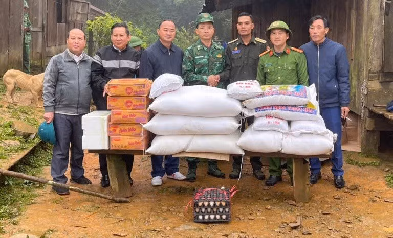 Hỗ trợ lương thực, thực phẩm cho lực lượng bảo vệ biên giới nước bạn Lào bị cô lập nhiều ngày do nước lũ.