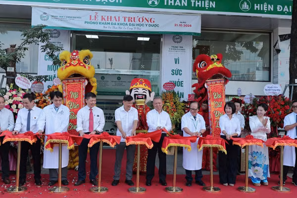 Các đại biểu cắt băng khai trương Phòng khám đa khoa Đại học Y Dược. (Ảnh: ĐVCC)