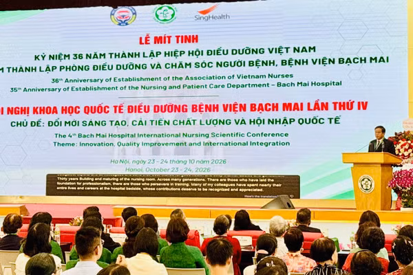 Phó Giáo sư, Tiến sĩ Đào Xuân Cơ, Giám đốc Bệnh viện Bạch Mai phát biểu tại lễ mít-tinh và hội nghị khoa học. (Ảnh: MINH HOÀNG)