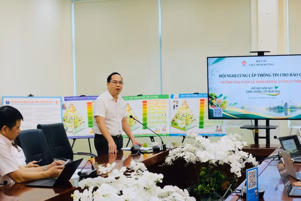 Tiến sĩ, bác sĩ Nguyễn Hồng Trường trao đổi thông tin với các cơ quan báo chí về các hoạt động Tuần lễ “Dinh dưỡng và Phát triển” năm 2026. (Ảnh: Thu Phương)