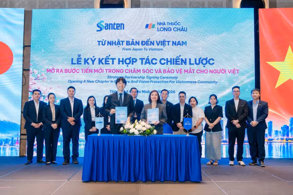 Đại diện Hệ thống nhà thuốc và tiêm chủng Long Châu và Santen Nhật Bản ký hợp tác chiến lược. (Ảnh: Ngô Lộc)
