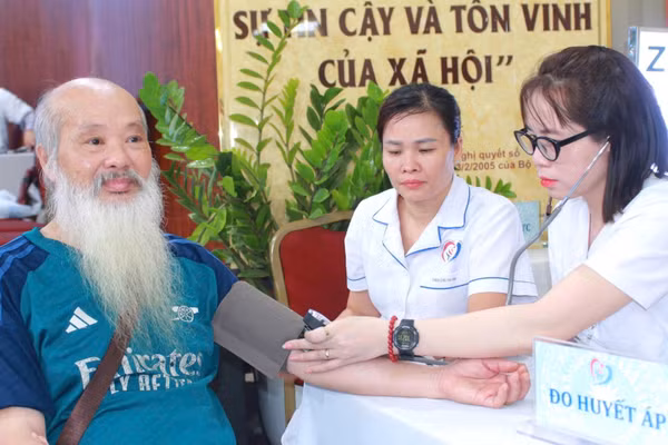Với việc hướng tới bảo hiểm y tế toàn dân, người dân được khám bệnh, sàng lọc định kỳ, quản lý sức khỏe liên tục (Ảnh: Thu Trang)