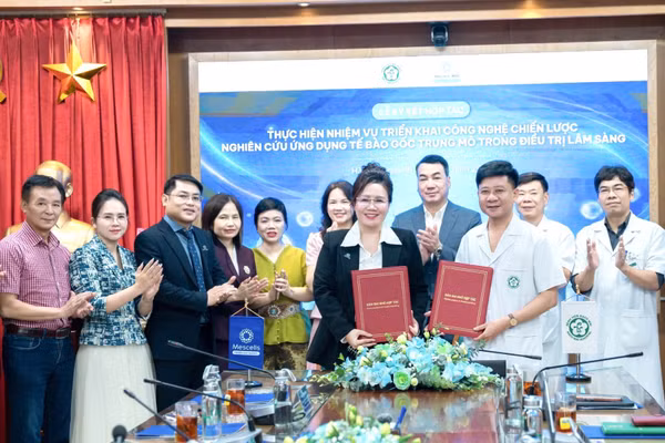 Đại diện hai đơn vị ký kết thỏa thuận hợp tác. (Ảnh: KHÁNH LINH)