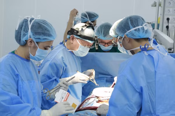 Ê- kíp thực hiện ca phẫu thuật. (Ảnh: Trang Thu)