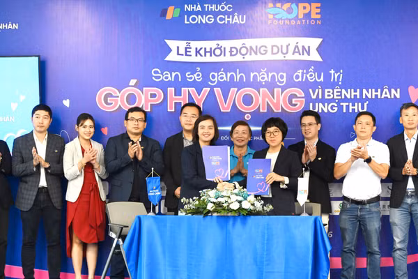 Các đơn vị tham gia khởi động dự án kết nối các nguồn lực để hỗ trợ chi phí điều trị cho bệnh nhân ung thư có hoàn cảnh khó khăn. (Ảnh: Thảo Hiền)