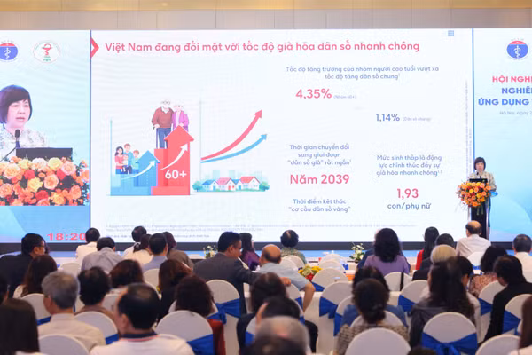  Phó giáo sư, Tiến sĩ Vũ Thị Thanh Huyền báo cáo về tình trạng già hóa dân số và bệnh lý mạn tính tại Việt Nam. (Ảnh: ANH THƯ)