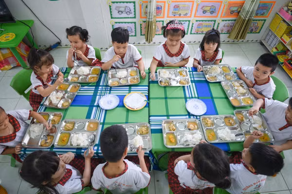 Chuẩn hóa được bữa ăn học đường sẽ giúp trẻ có chế độ dinh dưỡng phù hợp. (Ảnh: L. Nga)