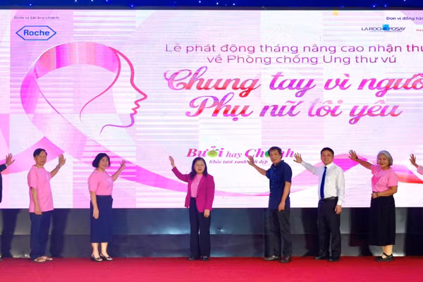 Các đại biểu chính thức phát động Tháng nâng cao nhận thức về phòng chống ung thư vú “Chung tay vì người phụ nữ tôi yêu” năm 2026 (Ảnh THANH HẢI)