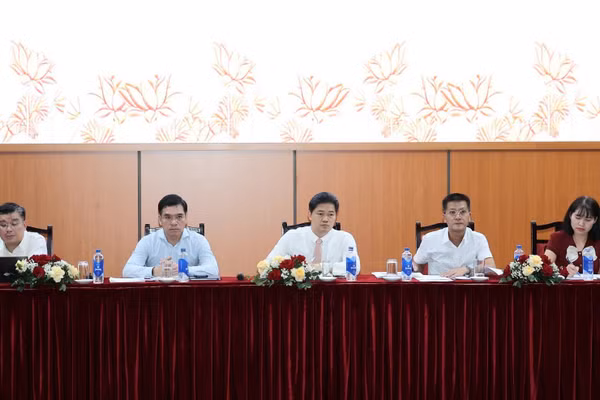 Thứ trưởng Thường trực Bộ Y tế Vũ Mạnh Hà (ở giữa) và đại diện các vụ, cục liên quan trao đổi những nội dung mới của các dự án luật thuộc ngành y tế chuẩn bị trình Kỳ họp thứ 2, Quốc hội khóa XVI. (Ảnh: Trần Minh)