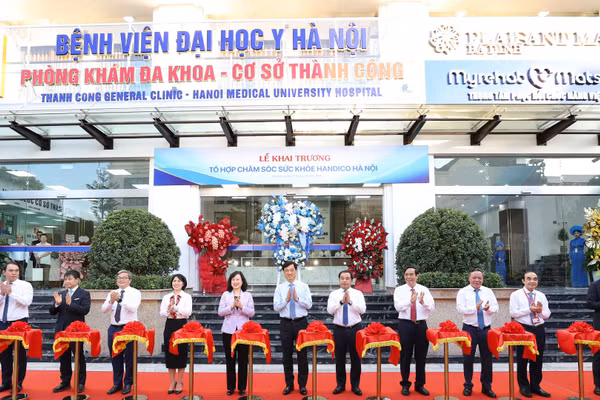Các đại biểu cắt băng khai trương Tổ hợp chăm sóc sức khỏe HANDICO. (Ảnh: HANDICO)