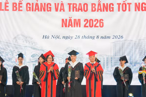 Đại diện Ban giám hiệu Trường đại học Y Dược trao bằng tốt nghiệp năm 2026. (Ảnh: Linh Linh)