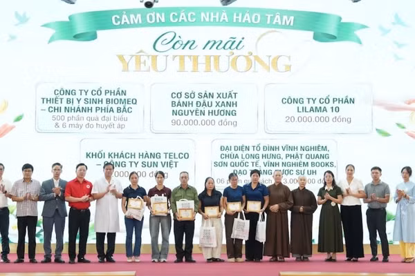 Tặng quà tri ân các gia đình hiến mô, tạng. (Ảnh: ANH DƯƠNG)
