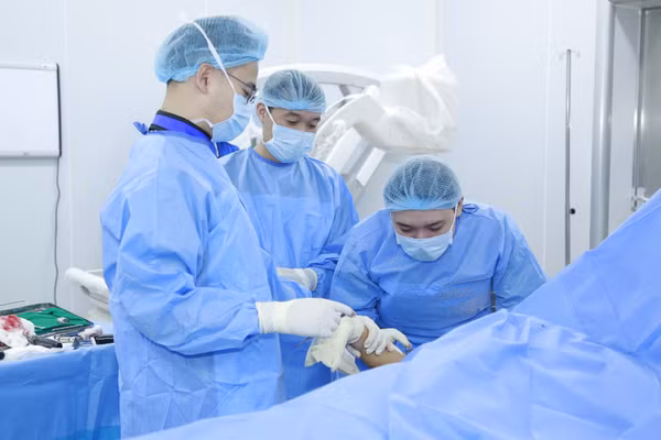 Các bác sĩ thực hiện ca can thiệp. (Ảnh: SỸ HIẾU)