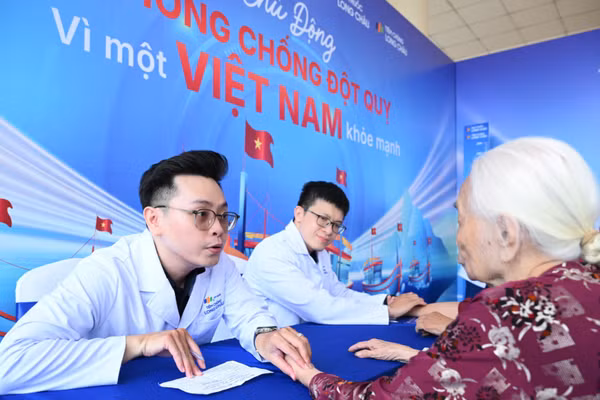Các bác sĩ khám bệnh, tư vấn chăm sóc sức khỏe cho người dân. (Ảnh: HOÀNG KHÁNH)