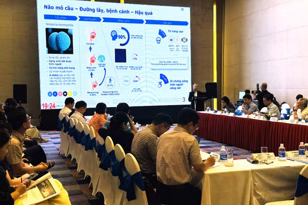 Các chuyên gia trình bày nghiên cứu mới về các biện pháp phòng bệnh chủ động. (Ảnh: MINH HOÀNG)
