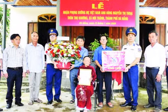 Bộ Tư lệnh Vùng Cảnh sát biển 2 nhận phụng dưỡng Bà mẹ Việt Nam Anh hùng Nguyễn Thị Thoại, thôn Thọ Khương, xã Núi Thành, thành phố Đà Nẵng. (Ảnh NAM TRUNG)
