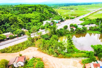 Hồ cá và nhiều nhà dân ở thôn Gia Môn, xã Gio Linh chưa được giải tỏa, gây cản trở tiến độ Dự án đường tránh phía đông thành phố Đông Hà.