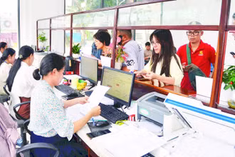 Giải quyết thủ tục hành chính tại Trung tâm Phục vụ hành chính công phường Pleiku.