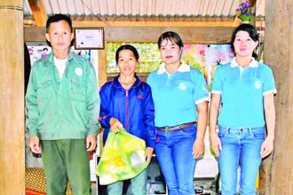 Hội Liên hiệp Phụ nữ xã Ia Tơi trao quà cho hộ nghèo.