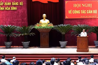 Bí thư Tỉnh ủy Hòa Bình Nguyễn Phi Long phát biểu tại hội nghị.