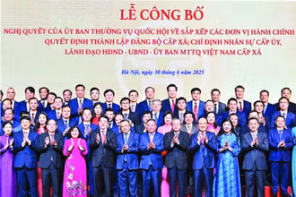 Lãnh đạo Đảng, Nhà nước và Thành ủy Hà Nội chúc mừng các đồng chí cán bộ chủ chốt các xã, phường mới tại Hà Nội.