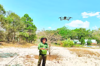 Nhân viên Khu bảo tồn thiên nhiên Tà Kóu bay flycam kiểm tra công tác phòng, chống cháy rừng.