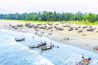 Về với du lịch biển Hà Tĩnh, du khách sẽ được khám phá, trải nghiệm "một ngày làm ngư dân" cùng các tổ du lịch cộng đồng. (Ảnh ĐẬU HÀ)