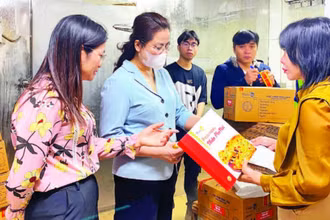 Đoàn kiểm tra của thành phố Hà Nội giám sát việc chấp hành quy định về an toàn thực phẩm tại Công ty TNHH Chế biến thực phẩm Đông Đô.