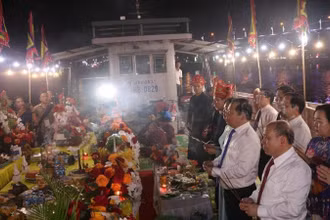 Lãnh đạo tỉnh Hòa Bình dâng hương tại Lễ cầu ngư 2025.