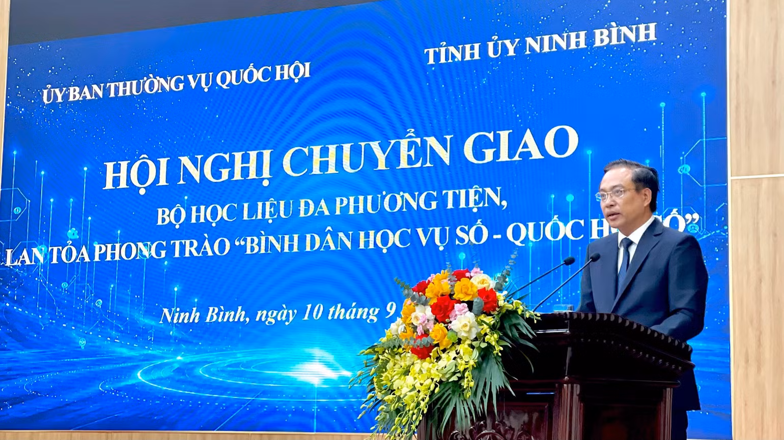 Đồng chí Đặng Thanh Sơn, Phó Chủ tịch Ủy ban nhân dân tỉnh Ninh Bình phát biểu tại hội nghị. (Ảnh: YẾN TRINH)