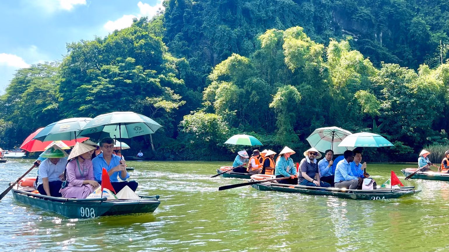 Các đại biểu tham quan Khu du lịch sinh thái Tràng An, tìm hiểu thực tiễn công tác bảo tồn, quản lý và phát huy giá trị di sản gắn với cộng đồng. (Ảnh: YẾN TRINH)