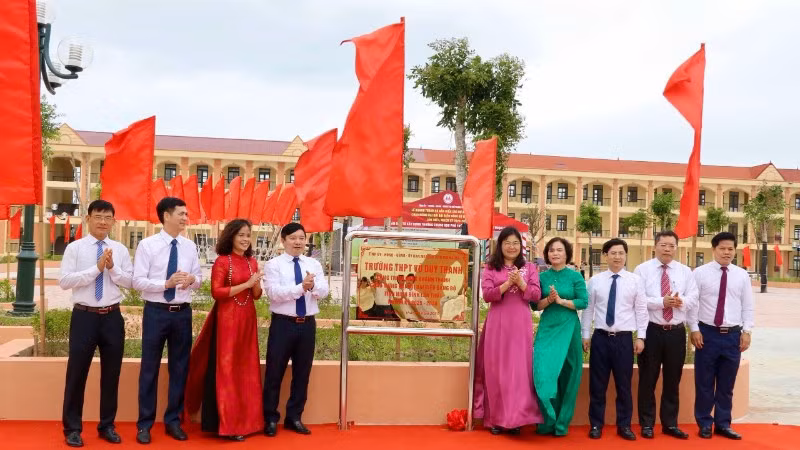 Các đại biểu gắn biển công trình xây dựng Trường THPT Vũ Duy Thanh (giai đoạn 2) tại xã Khánh Thiện.