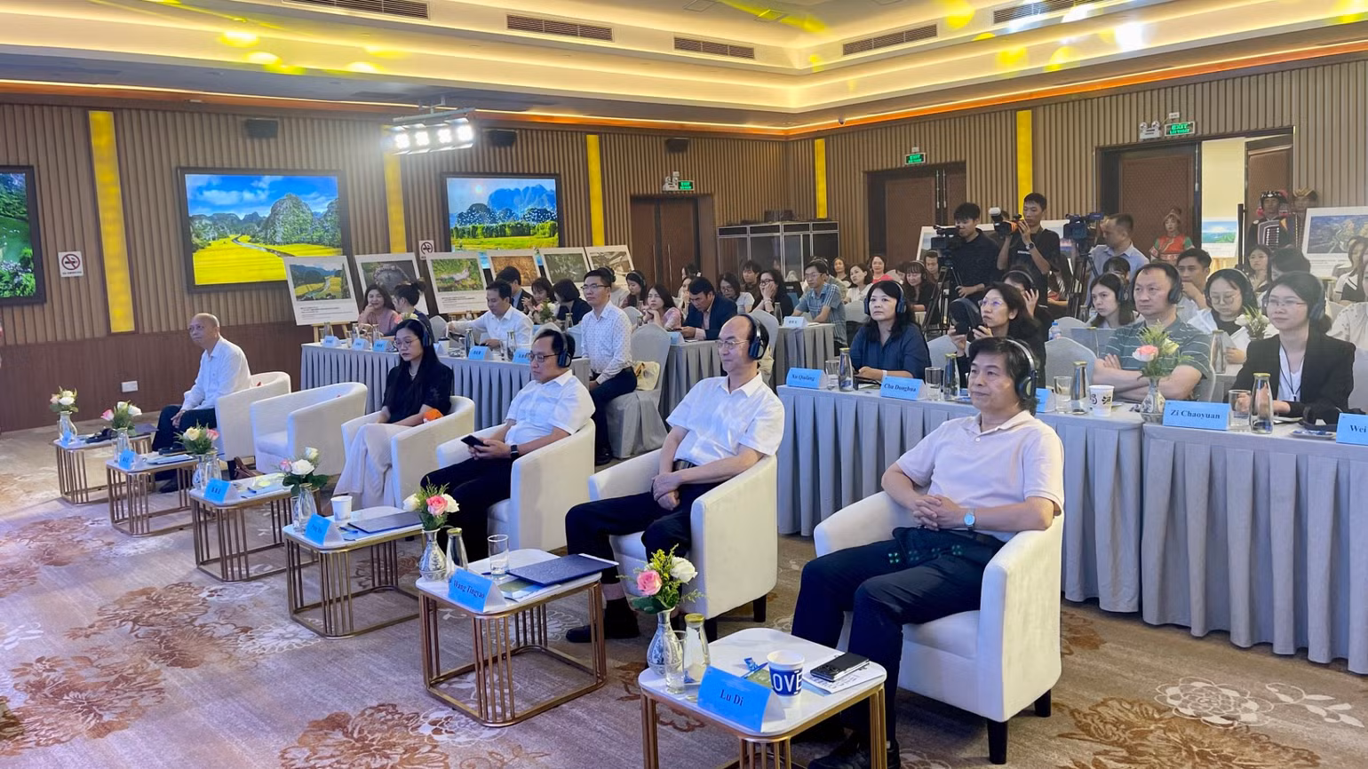 Các đại biểu tham dự chương trình. (Ảnh: YẾN TRINH)