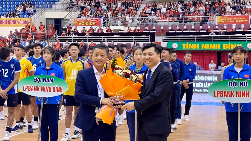 Ban tổ chức trao hoa và cúp lưu niệm cho nhà tài trợ.
