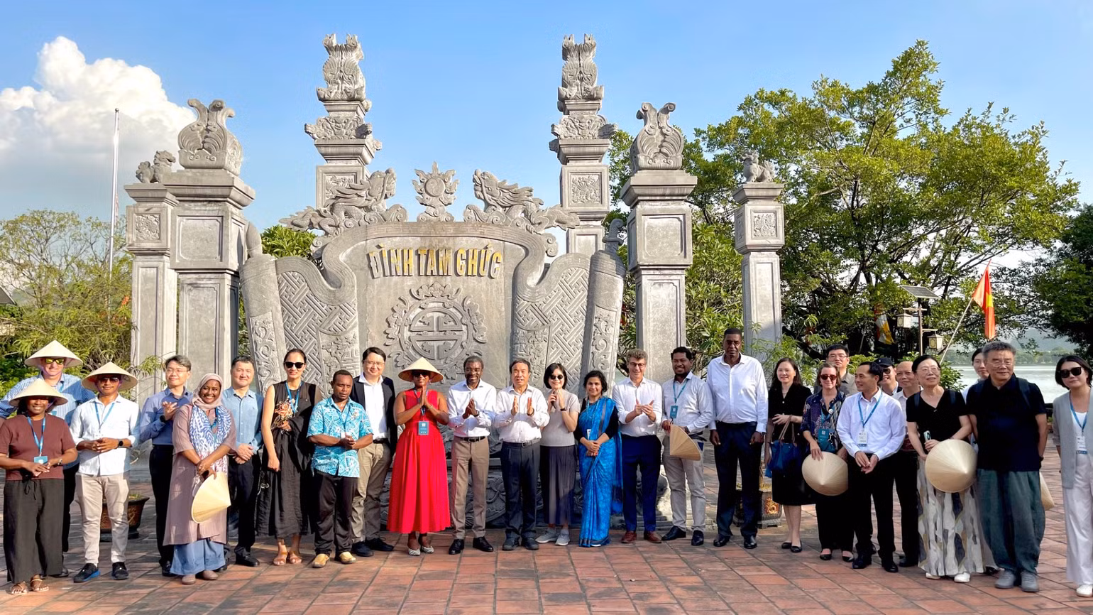 Các đại biểu tham quan đình Tam Chúc. (Ảnh: YẾN TRINH)