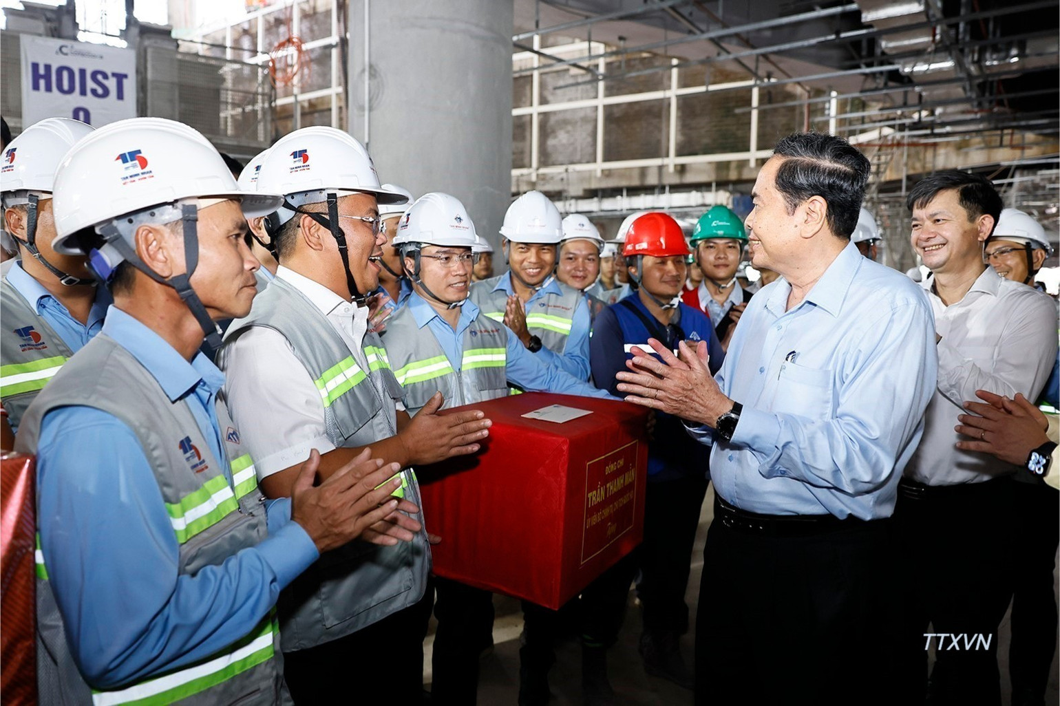 Chủ tịch Quốc hội Trần Thanh Mẫn gặp gỡ c&aacute;n bộ, c&ocirc;ng nh&acirc;n tại Dự &aacute;n đầu tư mở rộng Cảng h&agrave;ng kh&ocirc;ng quốc tế Ph&uacute; Quốc. (Ảnh: TTXVN)