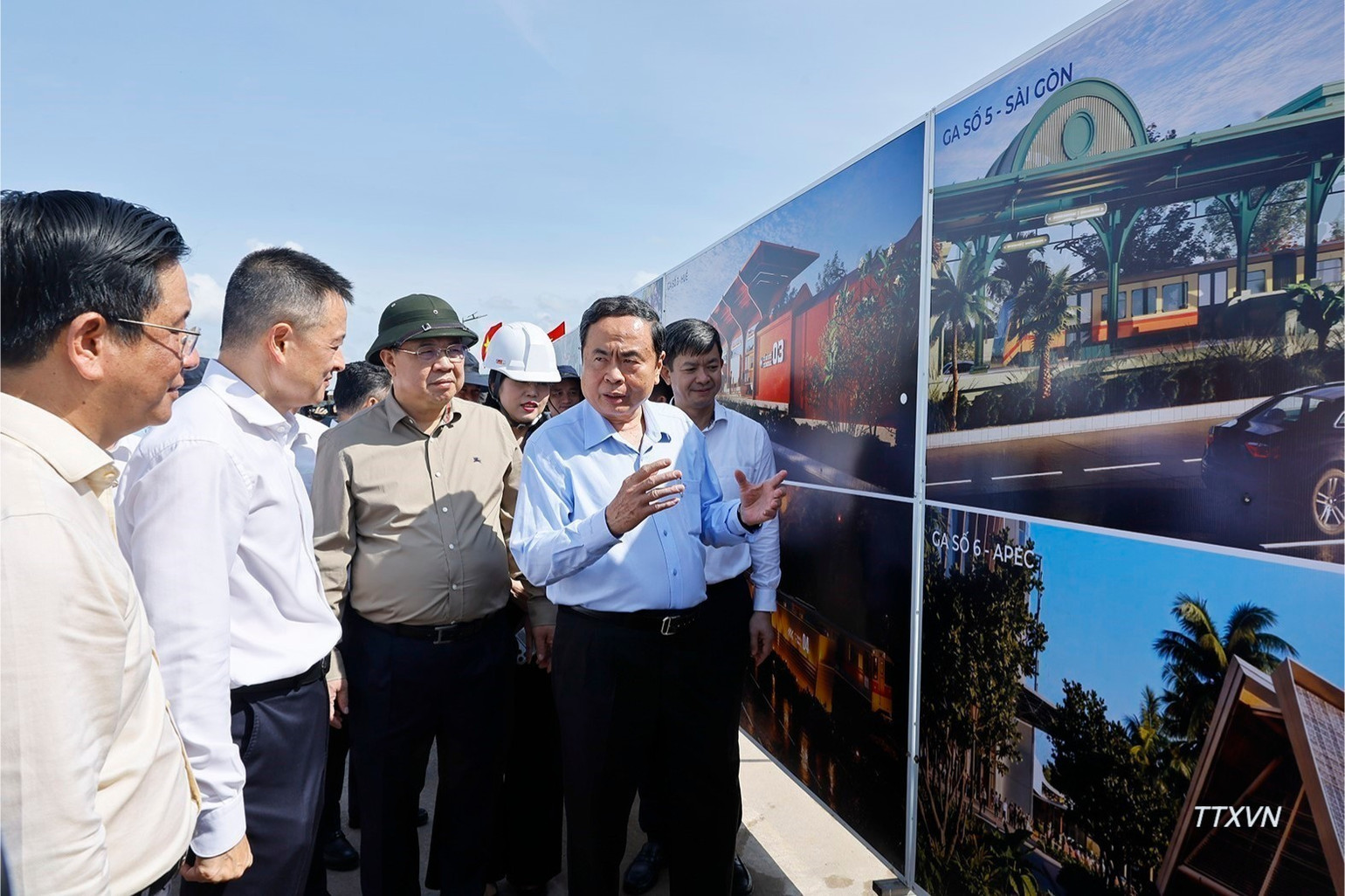Chủ tịch Quốc hội Trần Thanh Mẫn c&ugrave;ng Đo&agrave;n c&ocirc;ng t&aacute;c đến kiểm tra Dự &aacute;n đường tỉnh ĐT.975 v&agrave; Dự &aacute;n Tuyến t&agrave;u điện đ&ocirc; thị đoạn 1. (Ảnh: TTXVN)
