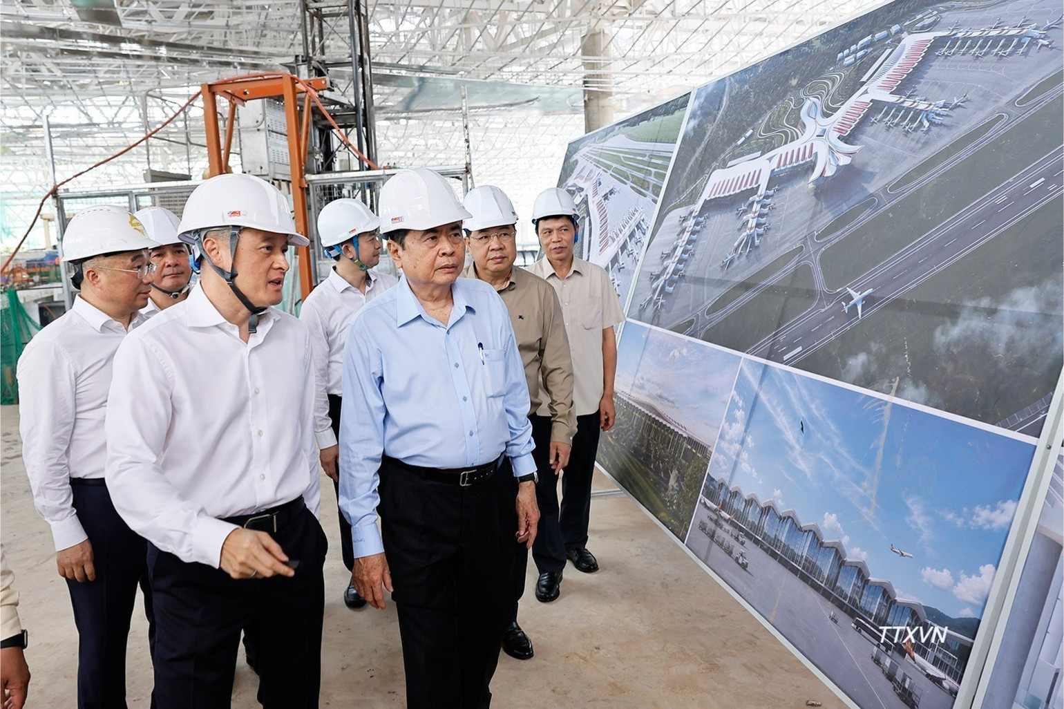 Chủ tịch Quốc hội Trần Thanh Mẫn đến kiểm tra Dự &aacute;n đầu tư mở rộng Cảng h&agrave;ng kh&ocirc;ng quốc tế Ph&uacute; Quốc. (Ảnh: TTXVN)