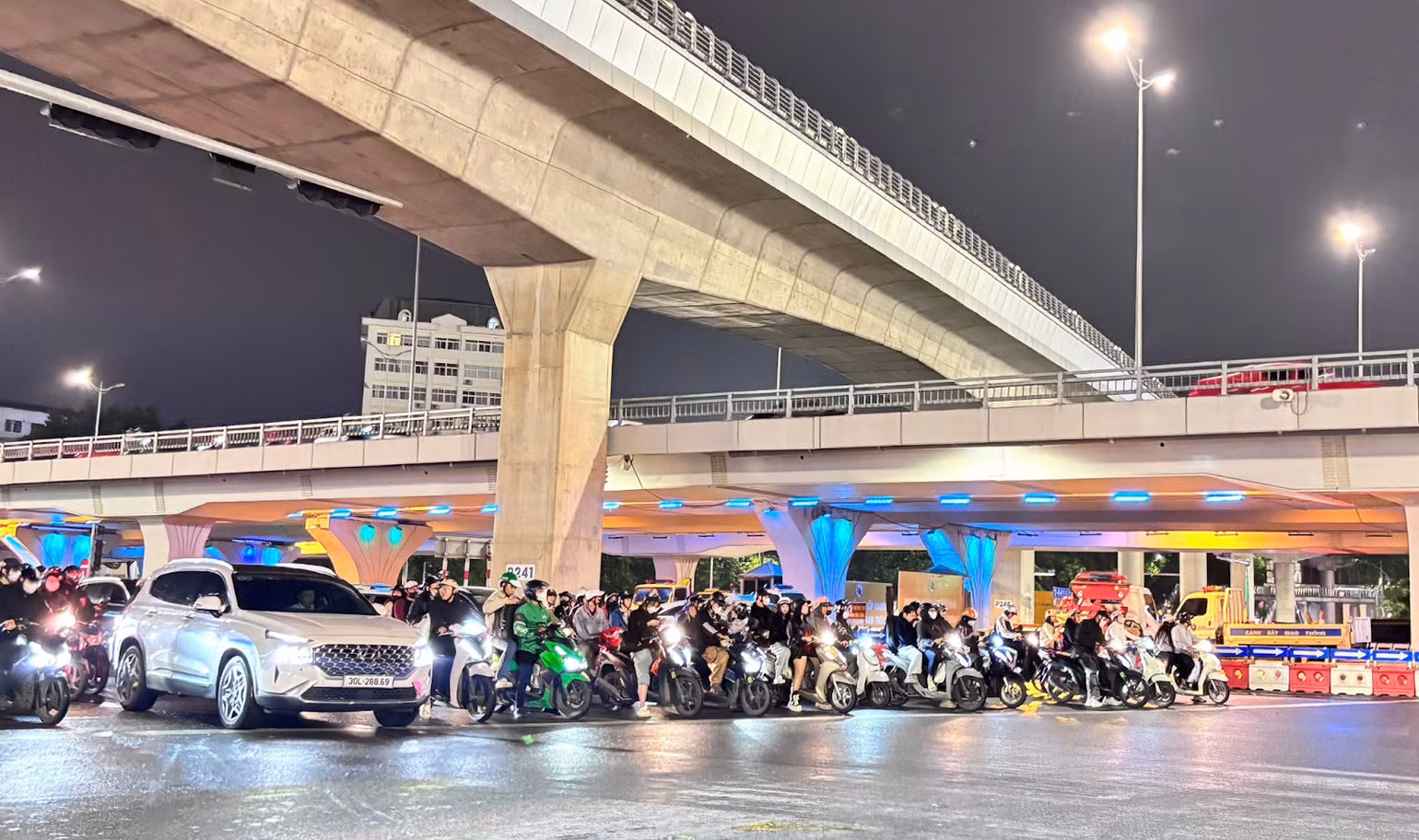 Ngã tư Phạm Văn Đồng-Xuân Thủy giờ cao điểm, người dân ý thức hơn trong việc chấp hành hiệu lệnh giao thông.