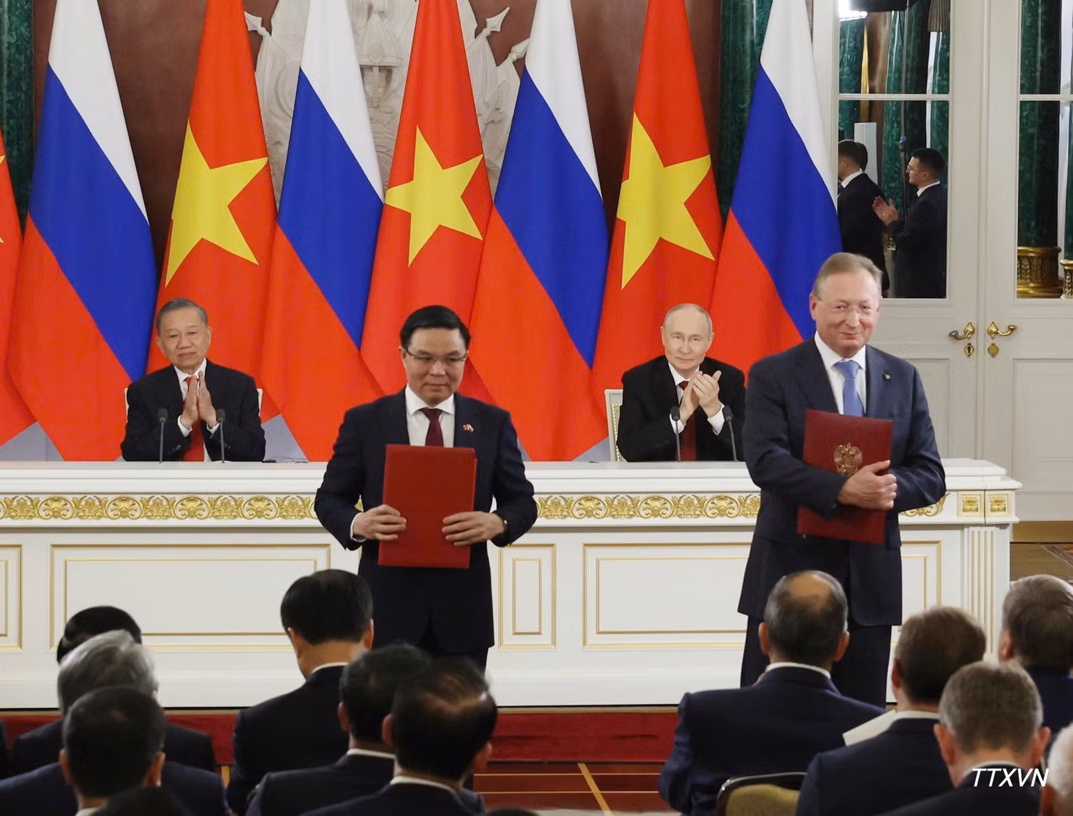 vna-potal-tong-bi-thu-chu-tich-nuoc-to-lam-va-tong-thong-nga-vputin-chung-kien-trao-van-kien-hop-tac-giua-hai-nuoc-2742.jpg