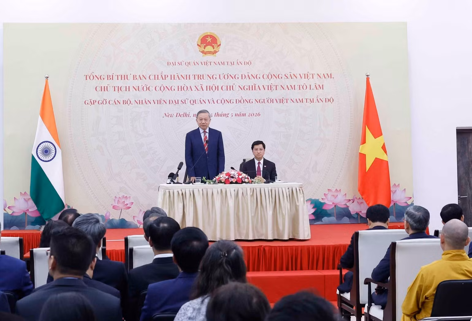 vna-potal-tong-bi-thu-chu-tich-nuoc-to-lam-gap-go-can-bo-nhan-vien-dai-su-quan-va-cong-dong-nguoi-viet-nam-tai-an-do-8742757.jpg