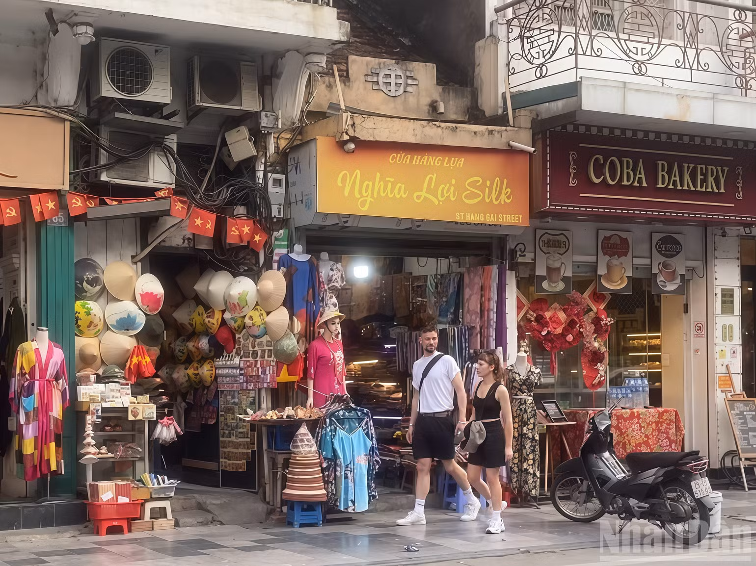 Mô hình “nhà ở kết hợp cửa hàng” vẫn phổ biến tại các tuyến phố cổ Hà Nội.