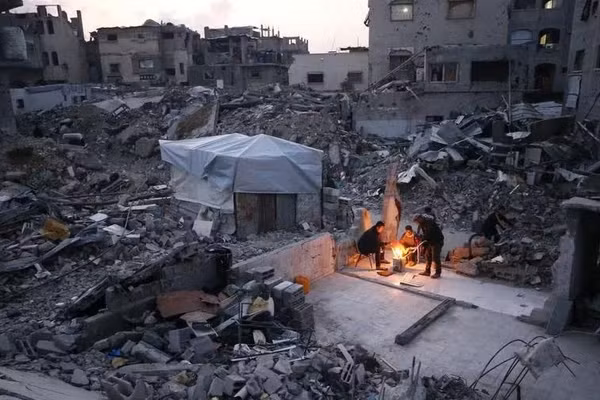 Người dân Palestine sống giữa đống đổ nát của những ngôi nhà bị phá hủy ở Jabalia, phía bắc Dải Gaza. (Ảnh: Tân Hoa xã)