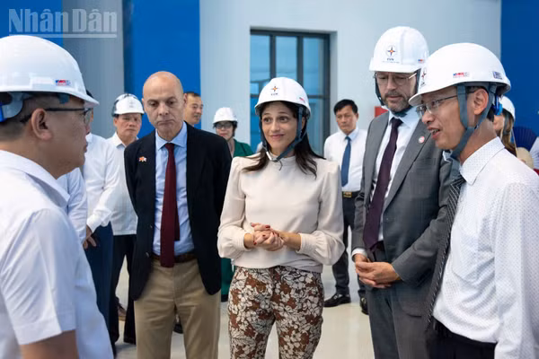 Bộ trưởng Éléonore Caroit cùng Đoàn công tác tham quan thực địa khu vực vận hành tổ máy Thủy điện Hòa Bình mở rộng.