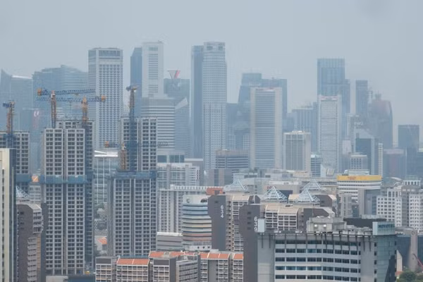 Từ ngày 25/8, tầm nhìn toàn cảnh khu vực trung tâm của Singapore đã bị ảnh hưởng đáng kể. (Ảnh: Tân Hoa Xã)