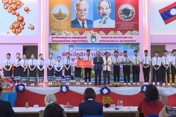 Đại sứ Nguyễn Minh Tâm trao học bổng cho các học sinh nhà trường. (Ảnh: TRỊNH DŨNG)
