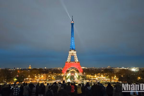 Tháp Eiffel, biểu tượng của nước Pháp, trong màn trình diễn ánh sáng. (Ảnh: MINH DUY)