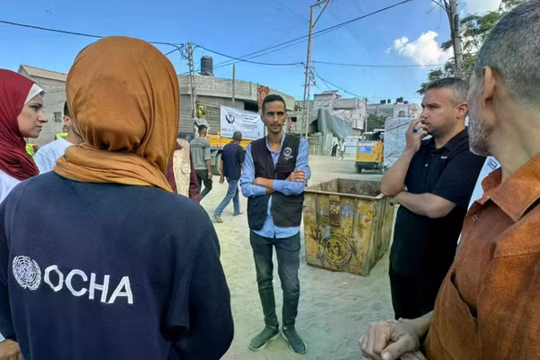 Nhân viên của OCHA và Quỹ Nhân đạo dành cho Lãnh thổ Palestine bị chiếm đóng đến thăm một dự án tại Gaza nhằm thu gom rác thải và cải thiện khả năng tiếp cận nguồn nước sạch cho người dân tị nạn. (Ảnh: Liên hợp quốc)
