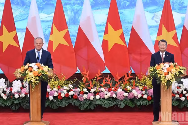 Thủ tướng Chính phủ Lê Minh Hưng và Thủ tướng Ba Lan Donald Tusk họp báo sau hội đàm. (Ảnh: TRẦN HẢI)