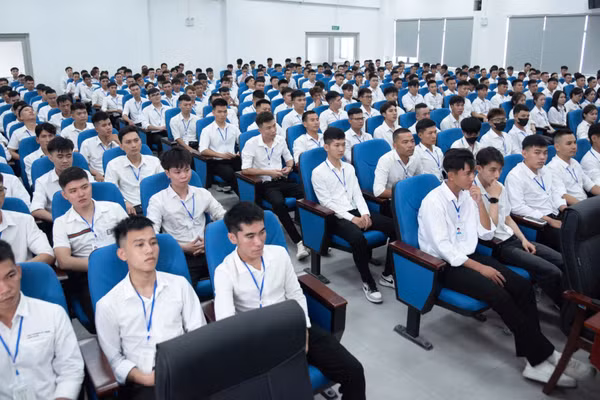 Lao động đi làm việc ở nước ngoài theo hợp đồng chương trình EPS dự khóa đào tạo giáo dục định hướng và bổ túc tiếng Hàn tại Hà Nội của Trung tâm Lao động ngoài nước. (Ảnh MINH DUY).